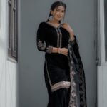 Garima Chaurasia Instagram - Eid Mubarak ✨🤝🏻🌙 . . . 📸: @nitin_.1610 Edit: @welcomeishu3694 #gimaashi #eidmubarak #eidspecial #ethnicwear #gimaians