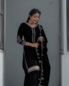 Garima Chaurasia Instagram - Eid Mubarak ✨🤝🏻🌙
.
.
.
📸: @nitin_.1610 
Edit: @welcomeishu3694 
#gimaashi #eidmubarak #eidspecial #ethnicwear #gimaians