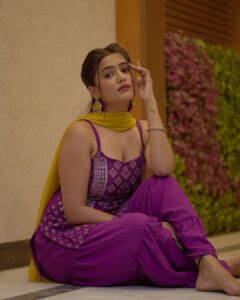 Garima Chaurasia Instagram - Accepting “Rishtas” now! 💁🏻‍♀️🤣📜
.
.
📸: @nitin_.1610 
#gimaashi #picoftheday #ethnic #gimaians