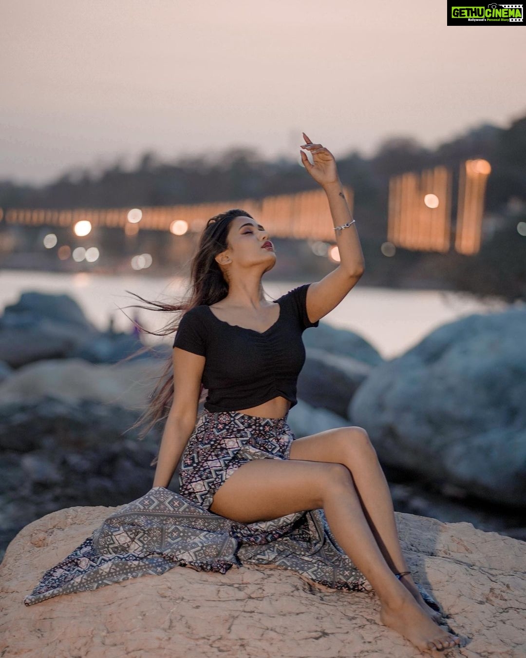 Garima Chaurasia Instagram - Tuta jo kabhi tara.. Sajna ve ✨ . . . 📸 & 🎨 : @welcomeishu3694 #gimaashi #picoftheday #rishikesh #tbt #photoshoot #explore #ganga #rishikeshdiaries #gimaians