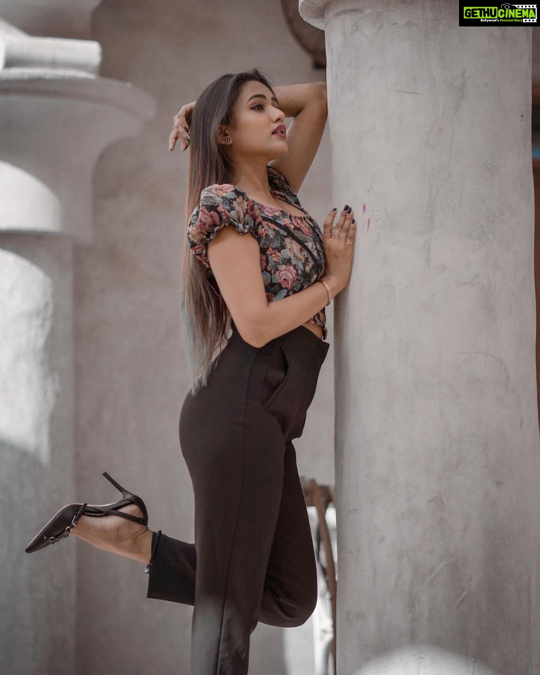 Garima Chaurasia Instagram - Do life with LoVe🖤 . . . 📸: @nitin_.1610 Edit : @welcomeishu3694 #gimaashi #picoftheday #alseef #dubai #tbt #photoshoot #gimaians Al Seef, Dubai Creek