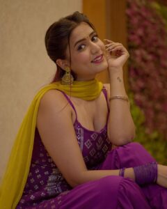 Garima Chaurasia Instagram - Accepting “Rishtas” now! 💁🏻‍♀️🤣📜
.
.
📸: @nitin_.1610 
#gimaashi #picoftheday #ethnic #gimaians