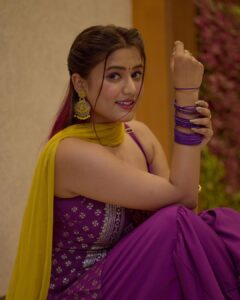Garima Chaurasia Instagram - Accepting “Rishtas” now! 💁🏻‍♀️🤣📜
.
.
📸: @nitin_.1610 
#gimaashi #picoftheday #ethnic #gimaians