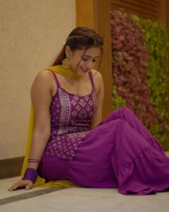Garima Chaurasia Instagram - Accepting “Rishtas” now! 💁🏻‍♀️🤣📜
.
.
📸: @nitin_.1610 
#gimaashi #picoftheday #ethnic #gimaians