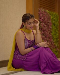 Garima Chaurasia Instagram - Accepting “Rishtas” now! 💁🏻‍♀️🤣📜
.
.
📸: @nitin_.1610 
#gimaashi #picoftheday #ethnic #gimaians