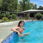 Garima Chaurasia Instagram – Good times and tan lines ☀️⛱️
.
Ps: don’t miss the video 🤪 swipe swipe👉🏻👉🏻
.
📸: @nitin_.1610 
Edit: @welcomeishu3694 
.
#familytime #familypicnic #pooltime #besttime #tanline #gimaashi #poolparty #poolday #funday #gimaians