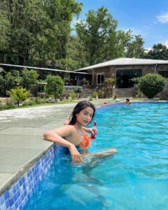 Garima Chaurasia Instagram - Good times and tan lines ☀️⛱️
.
Ps: don’t miss the video 🤪 swipe swipe👉🏻👉🏻
.
📸: @nitin_.1610 
Edit: @welcomeishu3694 
.
#familytime #familypicnic #pooltime #besttime #tanline #gimaashi #poolparty #poolday #funday #gimaians