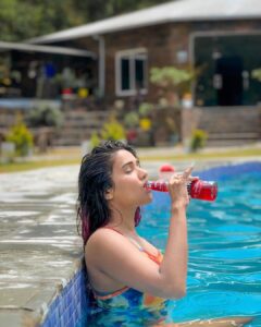 Garima Chaurasia Instagram - Good times and tan lines ☀️⛱️
.
Ps: don’t miss the video 🤪 swipe swipe👉🏻👉🏻
.
📸: @nitin_.1610 
Edit: @welcomeishu3694 
.
#familytime #familypicnic #pooltime #besttime #tanline #gimaashi #poolparty #poolday #funday #gimaians