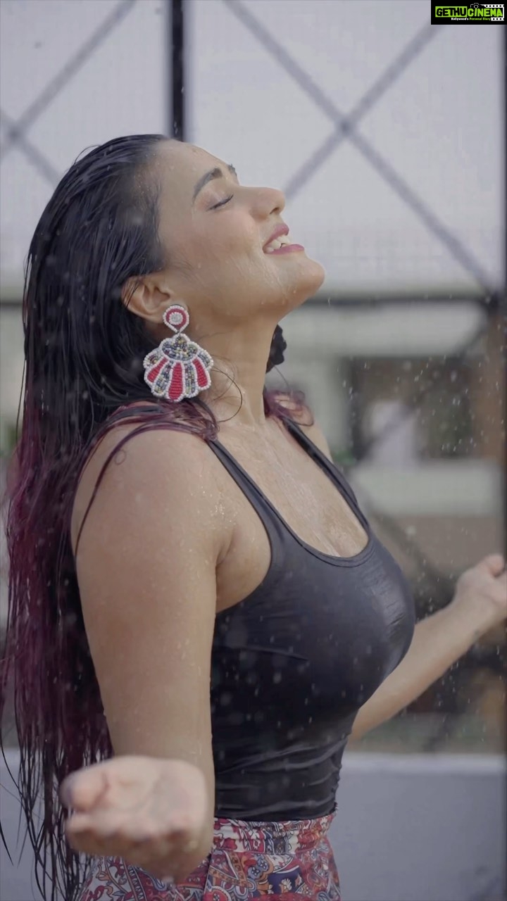 Garima Chaurasia Instagram - Barsaat agayiii..🌧️🩶 . @shaheernsheikh @realhinakhan @javedmohsin_official @shreyaghoshal @stebinben . #BarsaatAaGayi #RainSong #gimaashi #reels #reelitfeelit #gimaians #barsaat