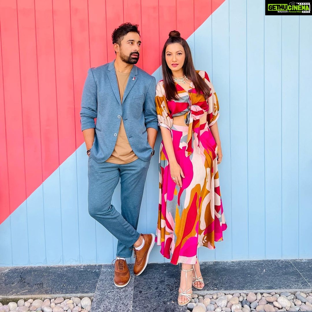 Gauahar Khan Instagram - The pictures say it all ! Sharing love , friendship and understanding on #inreallove on @netflix_in ! Thank you @rannvijaysingha for being the coolest ! π #hosts #netflixandchill #newshow #instagood #happytimes #bts Special@mention to my styling team ! @devs213 @krutikaa_sharma , and my team @vinitasawant_hairstylist prasadbhatkar80 @arifaudi786 Delhi, India