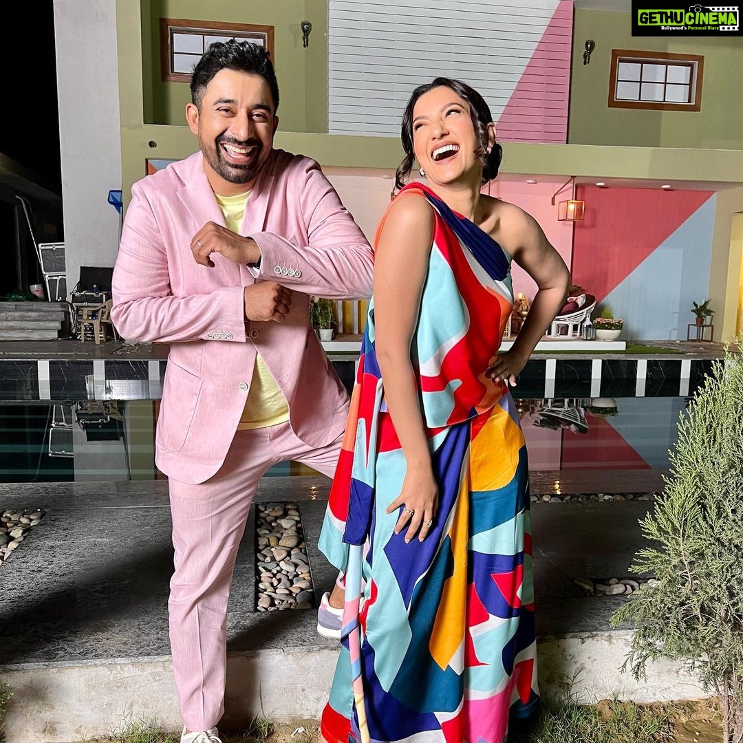 Gauahar Khan Instagram - The pictures say it all ! Sharing love , friendship and understanding on #inreallove on @netflix_in ! Thank you @rannvijaysingha for being the coolest ! π #hosts #netflixandchill #newshow #instagood #happytimes #bts Special@mention to my styling team ! @devs213 @krutikaa_sharma , and my team @vinitasawant_hairstylist prasadbhatkar80 @arifaudi786 Delhi, India