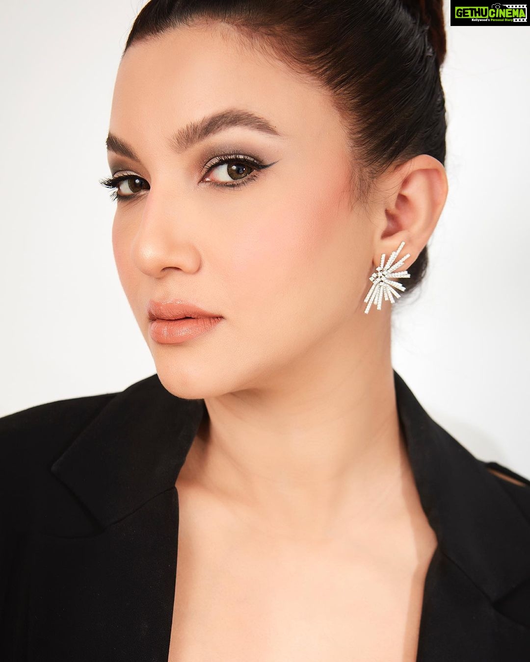 Gauahar Khan Instagram - #BeautyPost Makeup : by yours truly 😬🤰 Hair : @vinitasawant_hairstylist Camera 📸 : @shivamguptaphotography Jewellery : @anmoljewellers #wingedliner #softsmokyeyes #nudelip #fashion Mumbai, Maharashtra