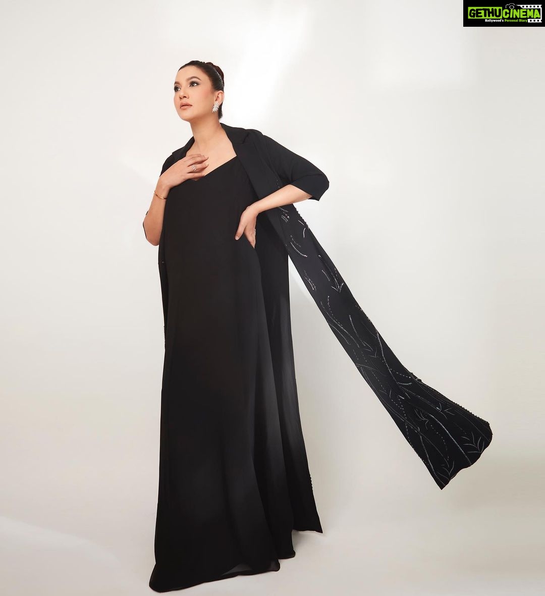 Gauahar Khan Instagram - ๐ค keep it classy . Wore : @theohailakhanofficial @anmoljewellers Styled by : @devs213 assisted by @krutikaa_sharma ๐ธ : @shivamguptaphotography #momtobe #india #iconicgoldawards2023 Mumbai, Maharashtra