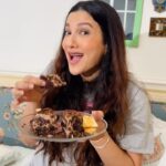 Gauahar Khan Instagram - Are you having any fun ?????? Heheheheh . I surely am . 🤰 Ma sha Allah. Re-living my childhood favourites . Ice creams , cakes , sab jo mera dil kare . #yolo . #reelitfeelit #fun #momtobe #actor