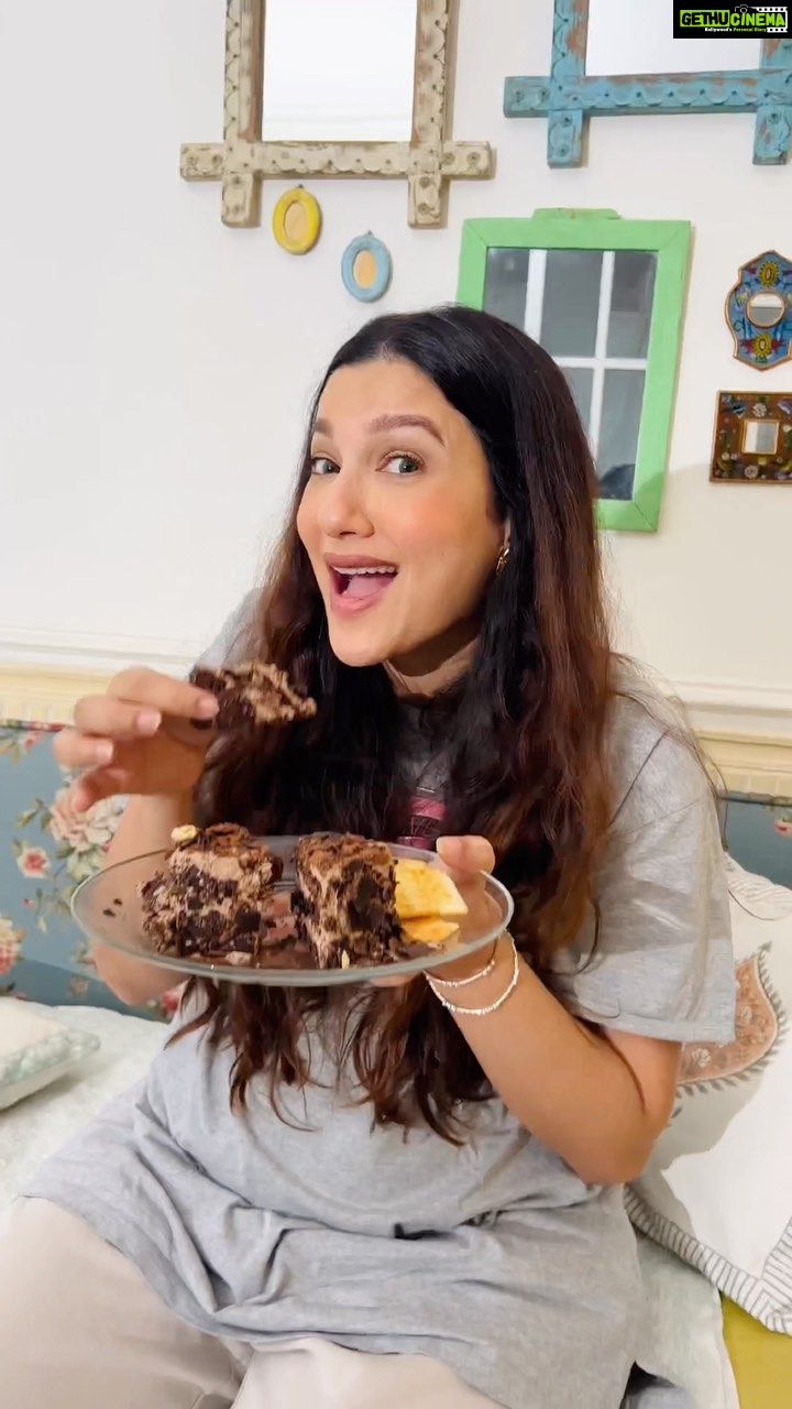 Gauahar Khan Instagram - Are you having any fun ?????? Heheheheh . I surely am . 🤰 Ma sha Allah. Re-living my childhood favourites . Ice creams , cakes , sab jo mera dil kare . #yolo . #reelitfeelit #fun #momtobe #actor