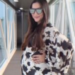 Gauahar Khan Instagram - There’s soooooo much judgement around pregnant women , their weight , their moods , their WALK … just a shout out to all the expecting moms , Your walk is ur own , it’s pretty no matter what . Wobble or not , you’re amazing ! 💛 #mommytobe #itspersonal #love #musafir #trending #reels Mumbai International Airprot