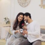 Gauahar Khan Instagram – @bose has made this valentine’s a little more special. Their active noise cancellation feature helps me to block out all the annoying noise that irritates me and my baby ab chahe woh Zaid ki crazy laugh ho ya uski annoying munching. I am sorted, thanks to @Bose I can now fully relax and @zaid_darbar can have his life back. 

#TheWorldsBestNoiseCancellation #Bose #ad #réel #husbandandwife #valentineday