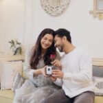 Gauahar Khan Instagram – @bose has made this valentine’s a little more special. Their active noise cancellation feature helps me to block out all the annoying noise that irritates me and my baby ab chahe woh Zaid ki crazy laugh ho ya uski annoying munching. I am sorted, thanks to @Bose I can now fully relax and @zaid_darbar can have his life back. 

#TheWorldsBestNoiseCancellation #Bose #ad #réel #husbandandwife #valentineday