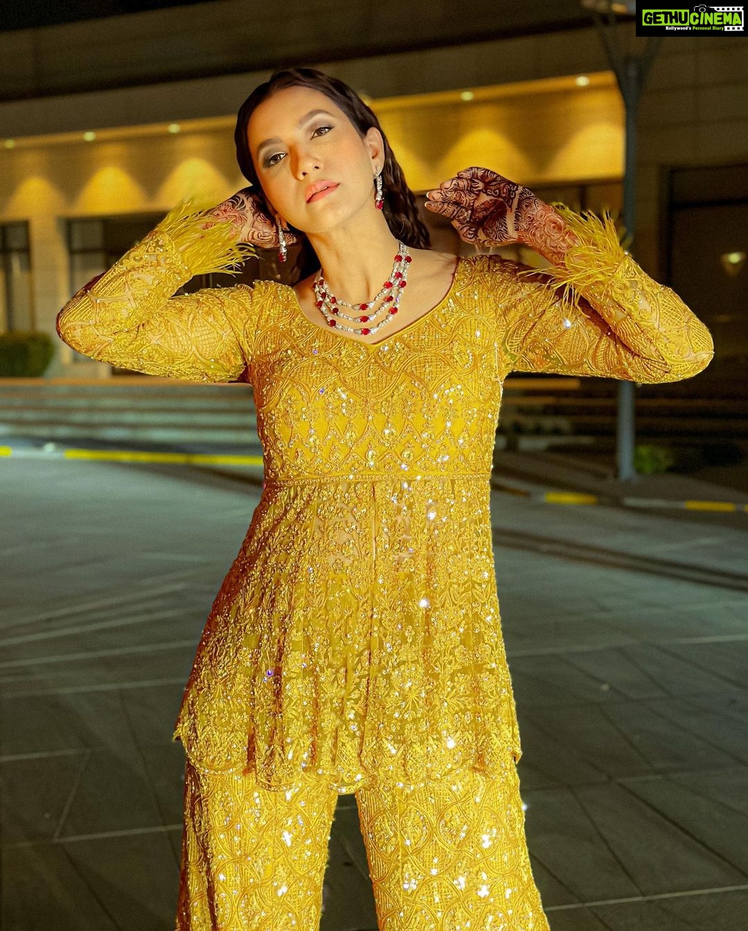 Gauahar Khan Instagram - It was all YELLOW ! π Styling : @devs213 Assisted by @krutikaa_sharma Outfit : @rococobyraghvi Jewellery : @lasolitairejewellery #host #weddings #alhamdulillah #momtobe Ma sha Allah Surat, Gujarat