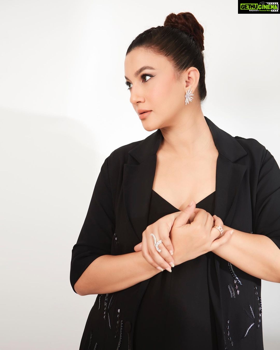 Gauahar Khan Instagram - #BeautyPost Makeup : by yours truly 😬🤰 Hair : @vinitasawant_hairstylist Camera 📸 : @shivamguptaphotography Jewellery : @anmoljewellers #wingedliner #softsmokyeyes #nudelip #fashion Mumbai, Maharashtra