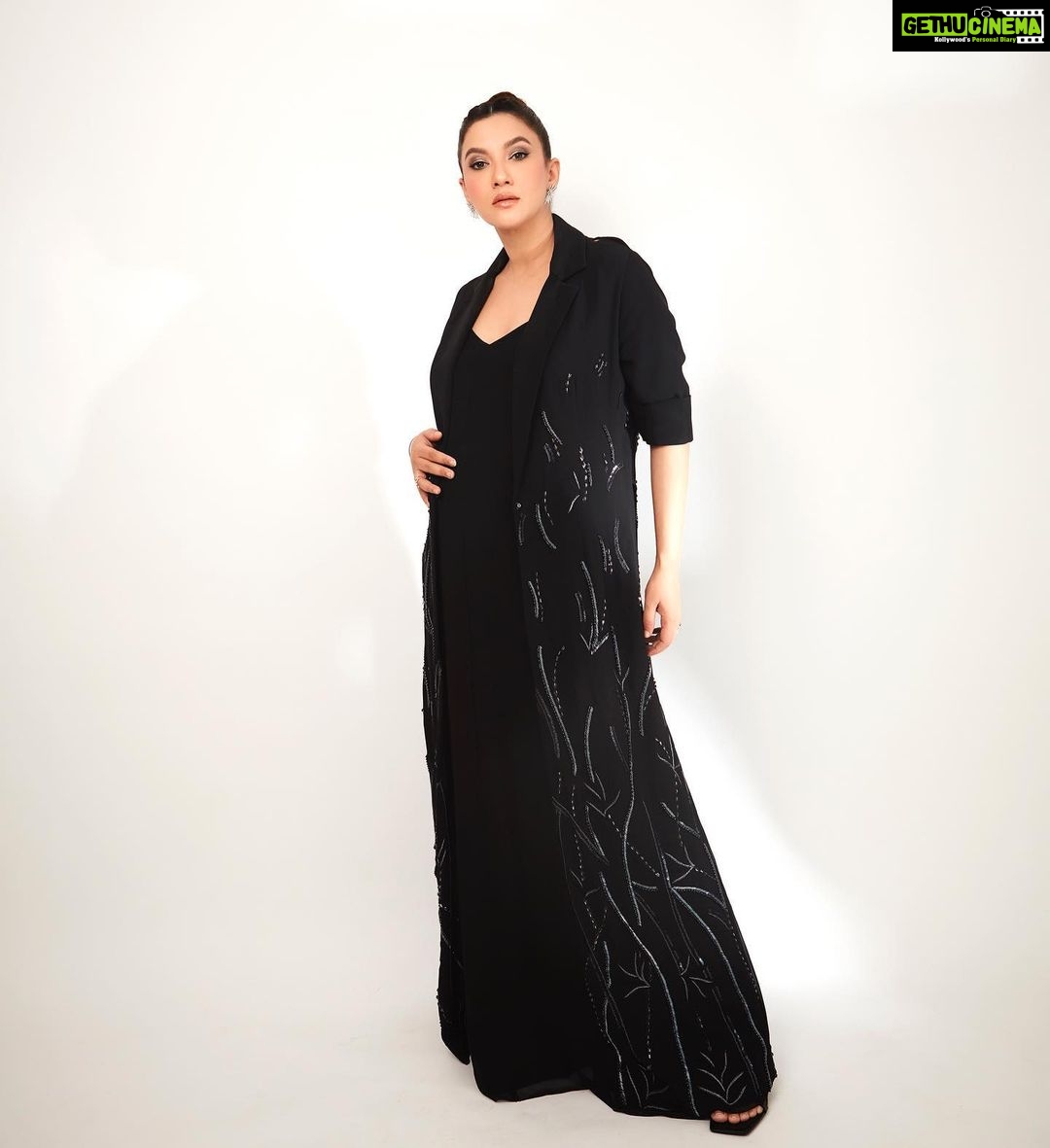 Gauahar Khan Instagram - ๐ค keep it classy . Wore : @theohailakhanofficial @anmoljewellers Styled by : @devs213 assisted by @krutikaa_sharma ๐ธ : @shivamguptaphotography #momtobe #india #iconicgoldawards2023 Mumbai, Maharashtra