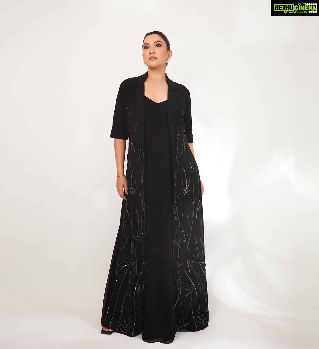 Gauahar Khan Instagram - ๐ค keep it classy . Wore : @theohailakhanofficial @anmoljewellers Styled by : @devs213 assisted by @krutikaa_sharma ๐ธ : @shivamguptaphotography #momtobe #india #iconicgoldawards2023 Mumbai, Maharashtra