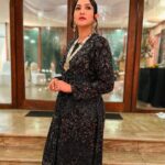 Gauahar Khan Instagram – 🖤 

Outfit : @stotram.shop 
Jewellery : @chaulazheritagejewellery 
Styled : @devs213 
Assisted by @krutikaa_sharma Mumbai, Maharashtra