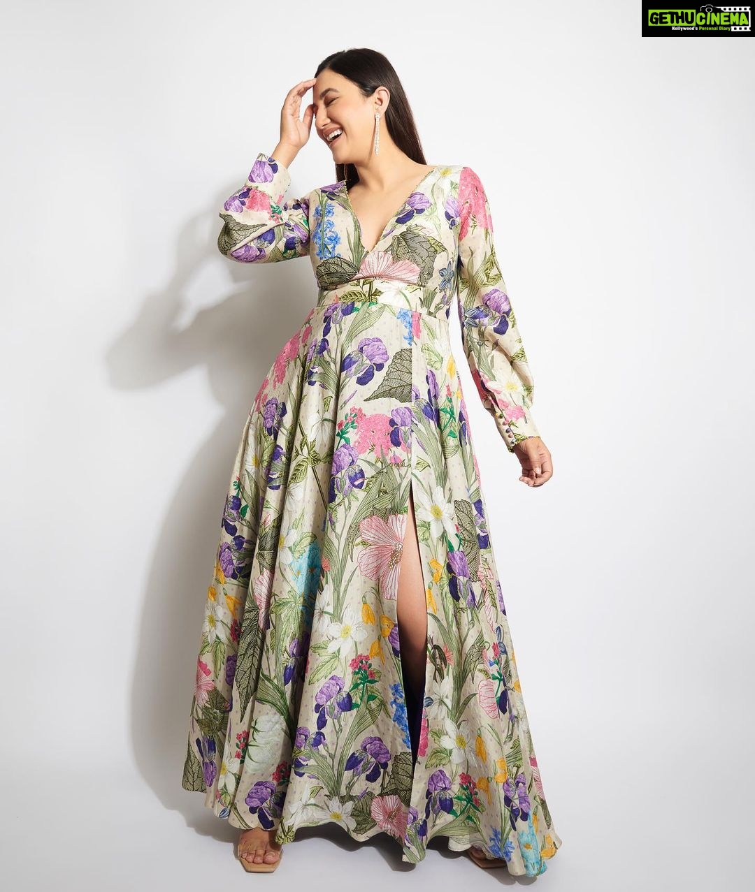 Gauahar Khan Instagram - Bloom ๐บ Outfit : @gazalguptacouture Earring : @diamantinafinejewels Styling : @devs213 Assisted by @krutikaa_sharma ๐ธ : @visualaffairs_va #netflixindia #momtobe #ownit #fashion Mumbai, Maharashtra