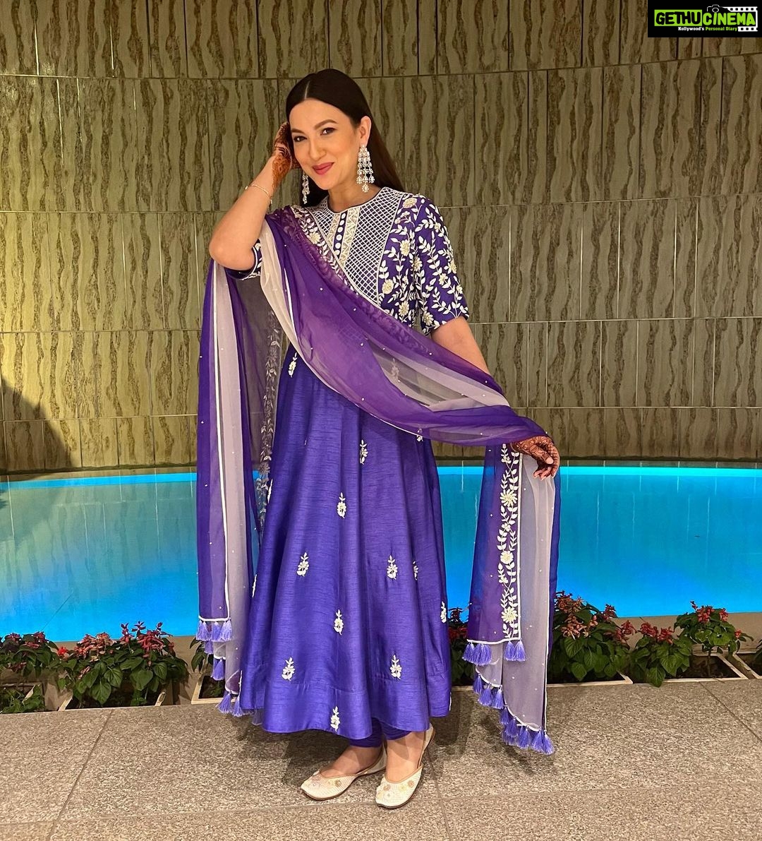 Gauahar Khan Instagram - Salaame ishq meri Jaan …… 💜 #surat #desi #momtobe Ma sha Allah! Outfit : @dishamuchhala Jewellery : @lasolitairejewellery Styling : @devs213 Assisted by @krutikaa_sharma Surat Marriott Hotel