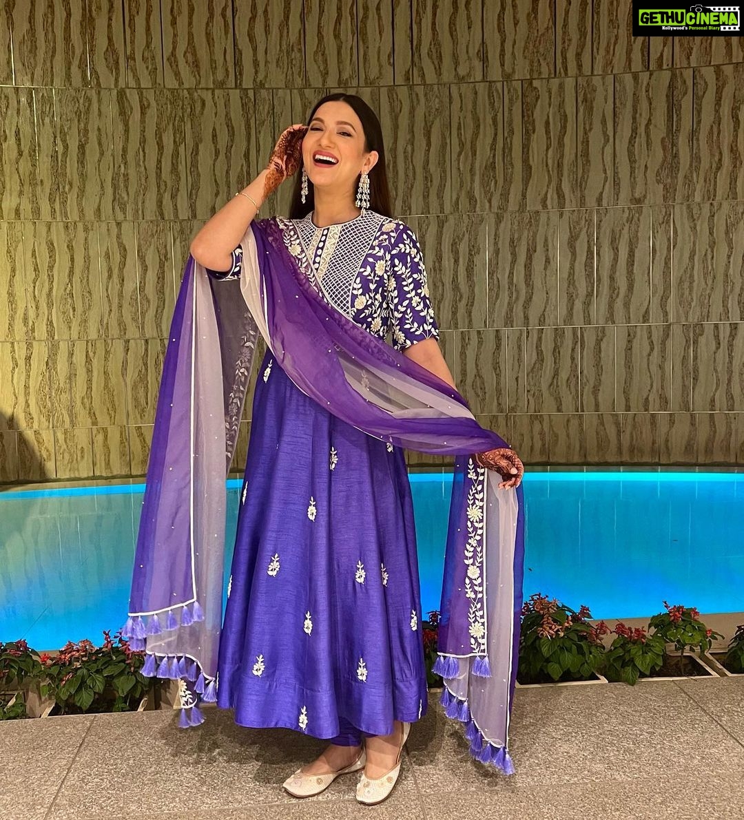 Gauahar Khan Instagram - Salaame ishq meri Jaan …… 💜 #surat #desi #momtobe Ma sha Allah! Outfit : @dishamuchhala Jewellery : @lasolitairejewellery Styling : @devs213 Assisted by @krutikaa_sharma Surat Marriott Hotel