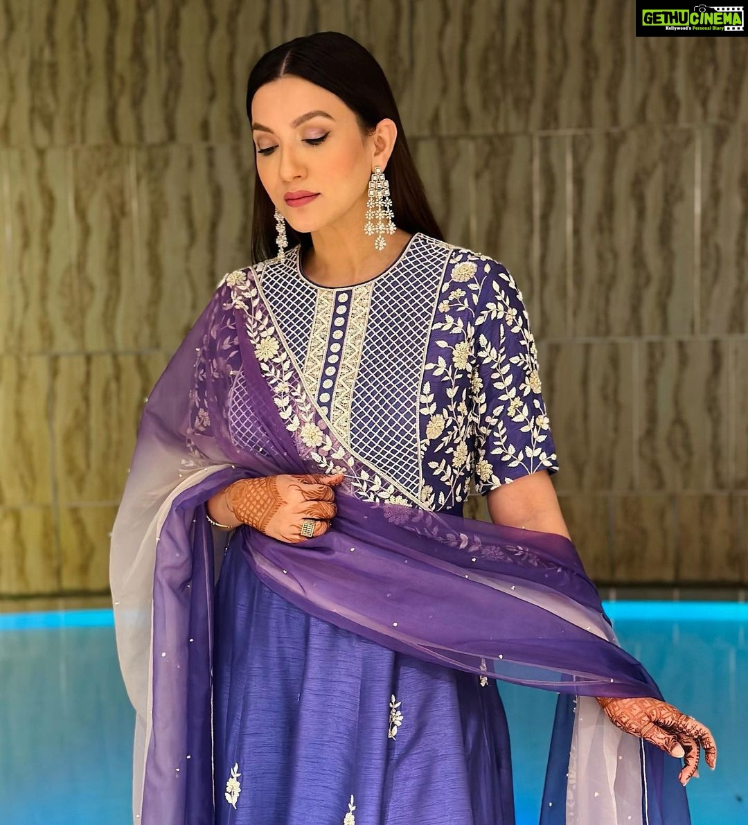 Gauahar Khan Instagram - Salaame ishq meri Jaan …… 💜 #surat #desi #momtobe Ma sha Allah! Outfit : @dishamuchhala Jewellery : @lasolitairejewellery Styling : @devs213 Assisted by @krutikaa_sharma Surat Marriott Hotel