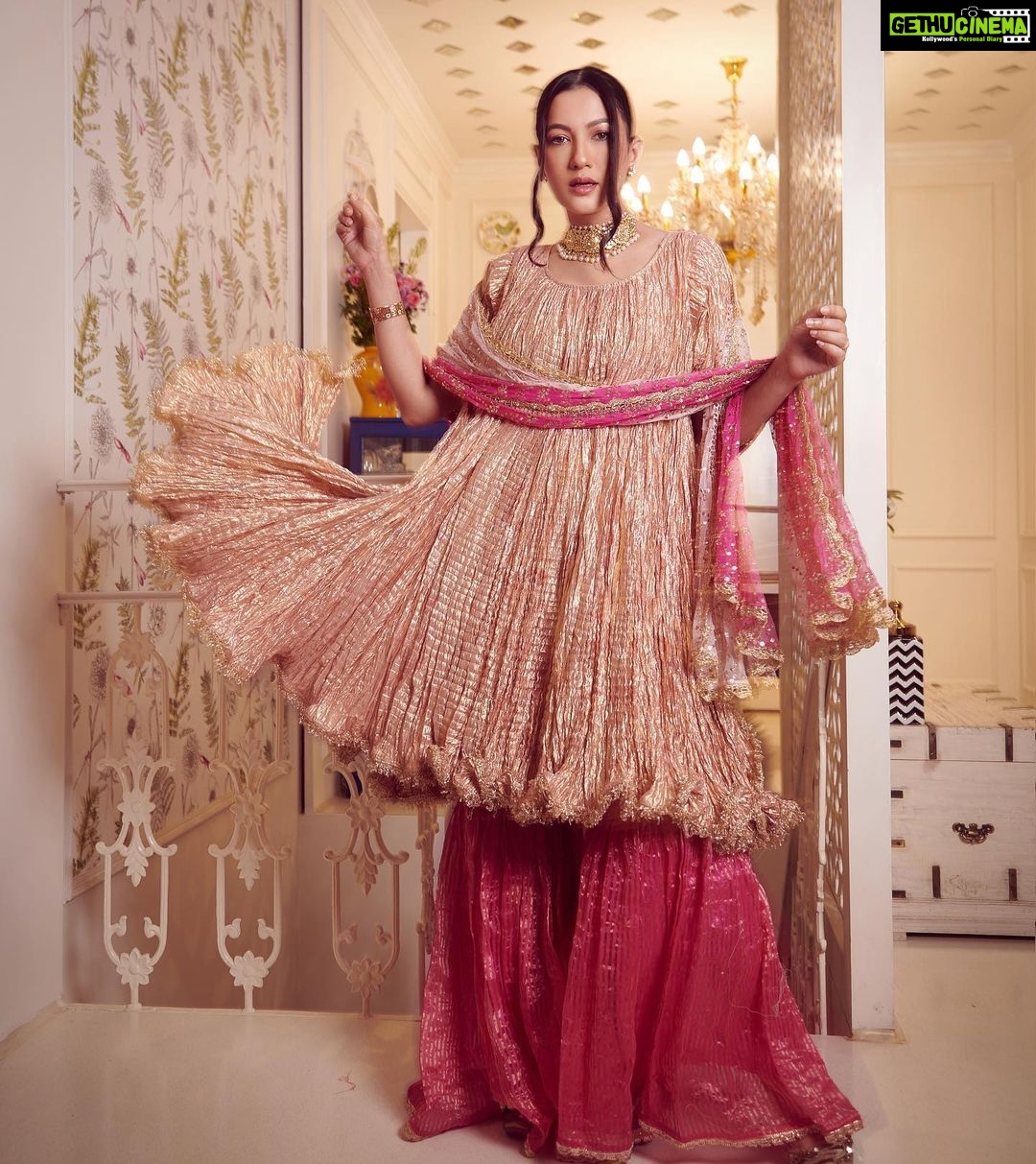Gauahar Khan Instagram - What a desi 2022 I’ve had ! 😬🎉 Outfit: @etashabyashajain Jewellery: @diamantinafinejewels Styling : @devs213 Assisted by @krutikaa_sharma Click : @visualaffairs_va Mumbai, Maharashtra