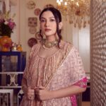 Gauahar Khan Instagram – What a desi 2022 I’ve had ! 😬🎉
Outfit: @etashabyashajain
Jewellery: @diamantinafinejewels
Styling : @devs213
Assisted by @krutikaa_sharma
Click : @visualaffairs_va Mumbai, Maharashtra