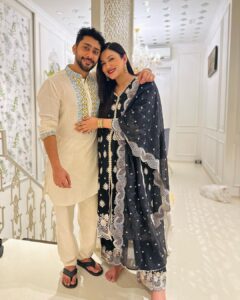Gauahar Khan Instagram - Eid Mubarak ! ♥️ humari family ki taraf se aap sabon ki families ko . …. 

#alhamdulillah #baarakallahufiik