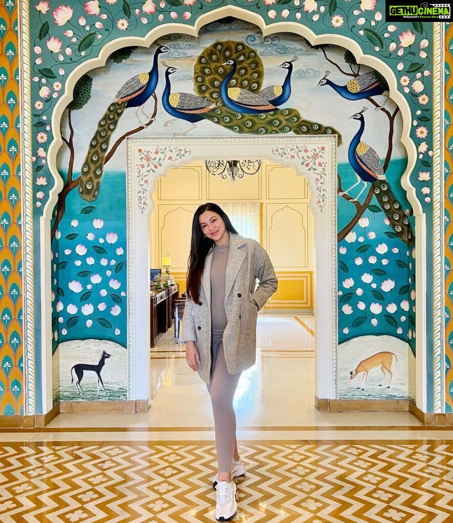 Gauahar Khan Instagram - While I miss my travels ……. #throwback to #rajasthan 💛 #musafir #6monthspregnant Ma sha Allah !!! Jaipur, Rajasthan