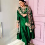 Gauahar Khan Instagram – Ramadan Feels ! #alhamdulillah 

Outfit : @pinkcitybysarika 
Jewellery : @anmoljewellers 
Styling : @devs213 assisted by @krutikaa_sharma 

#momtobe #green #modestfashion #spreadlove Mumbai, Maharashtra