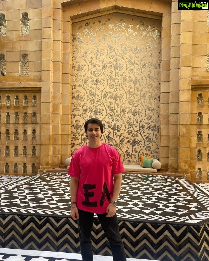 Gautam Rode Instagram - Experiencing the beauty of Udaipur! @theleelapalaceudaipur @pankhuri313
