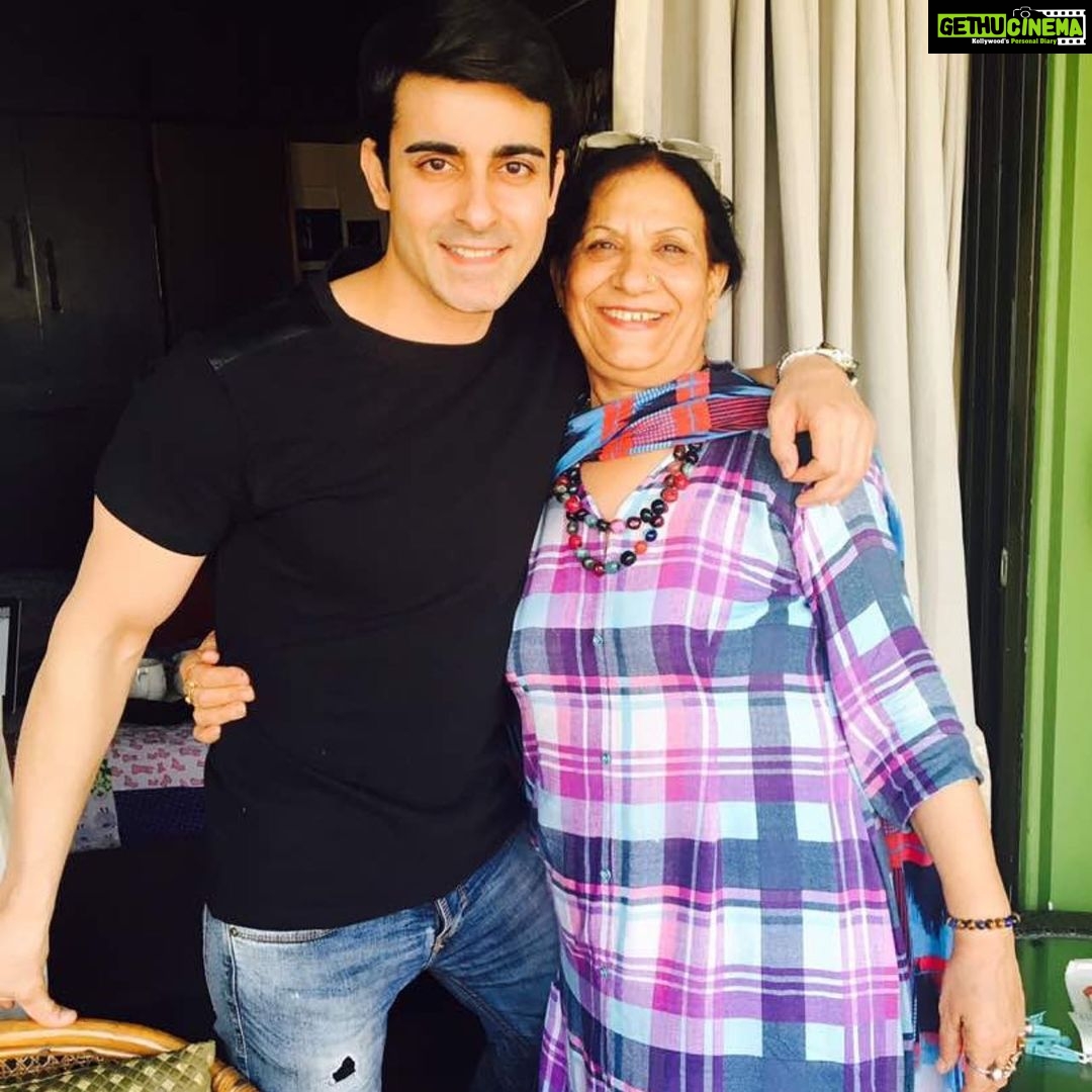 Gautam Rode Instagram - Happy birthday Maa 🤗I love you ❤️