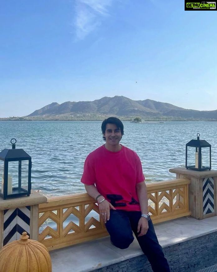 Gautam Rode Instagram - Experiencing the beauty of Udaipur! @theleelapalaceudaipur @pankhuri313