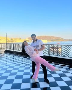 Gautam Rode Instagram - Sometimes the best moments are unplanned, just like this impromptu photoshoot ☀️📷 

#BabymoonBliss #ScenicViews #SunshineAndSmiles #CreatingMemories