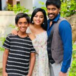 Gayathri Yuvraaj Instagram - சின்ன சிறு கூட்டுக்குள்ள சொர்க்கம் இருக்கு அட சின்னச் சின்ன அன்பில்தானே ஜீவன் இன்னும் இருக்கு!!💕💕 Casual pic with my cute family💕💕💕 #mylove #myson #myworld🌎 #yuvraaj #gayathriyuvraaj #tarunyuvraaj