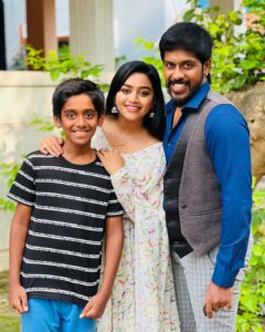 Gayathri Yuvraaj Instagram - சின்ன சிறு கூட்டுக்குள்ள சொர்க்கம் இருக்கு அட சின்னச் சின்ன அன்பில்தானே ஜீவன் இன்னும் இருக்கு!!💕💕 Casual pic with my cute family💕💕💕 #mylove #myson #myworld🌎 #yuvraaj #gayathriyuvraaj #tarunyuvraaj