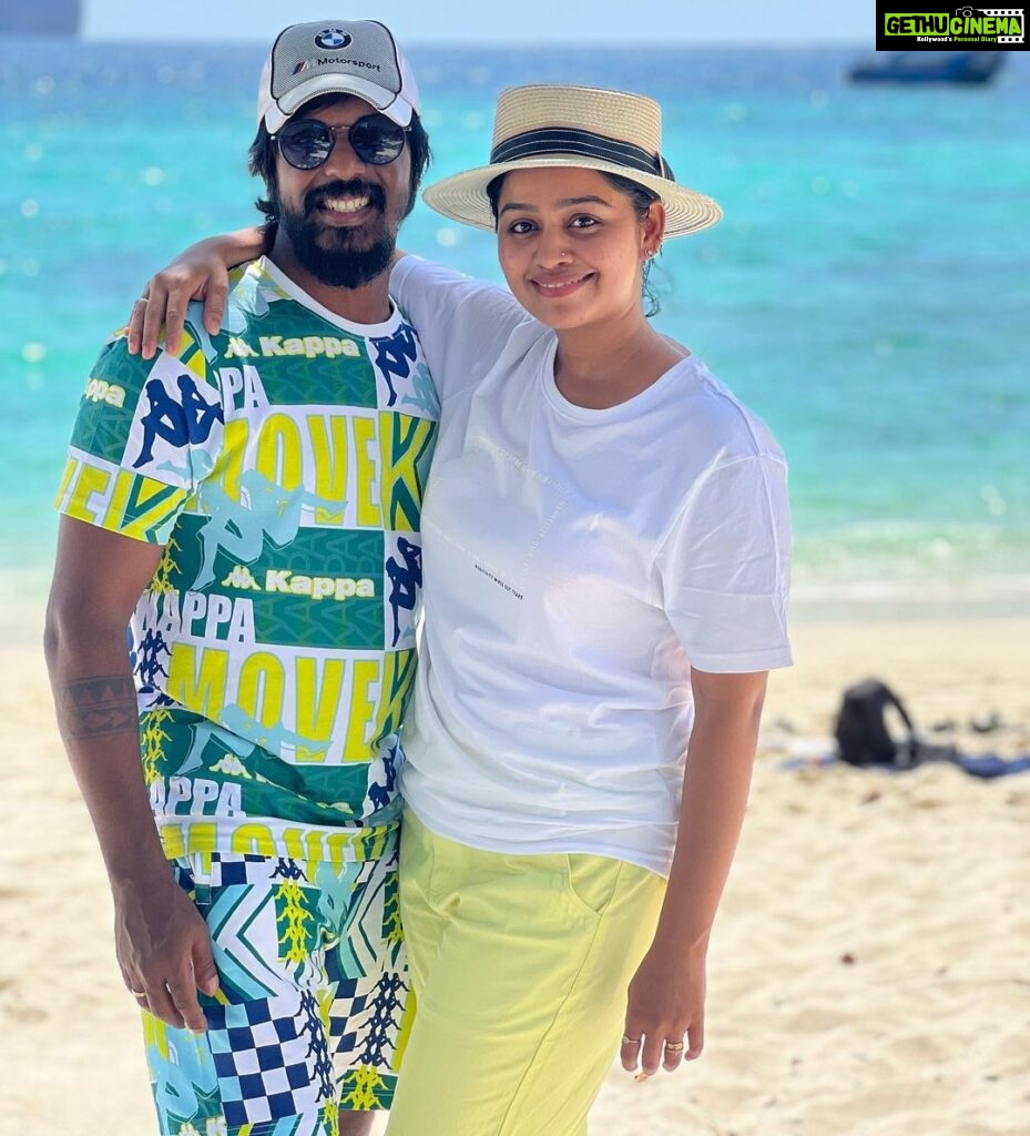 Gayathri Yuvraaj Instagram - Happy Sunday sagos !!! Let's loosen up some time and take a break to re-calibrate our life…. Phi Phi Islands, Thailand
