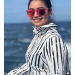 Gayathri Yuvraaj Instagram - Peace begins with a smile." ✌️🫰🏻😍 #phiphiisland @gtholidays.in
