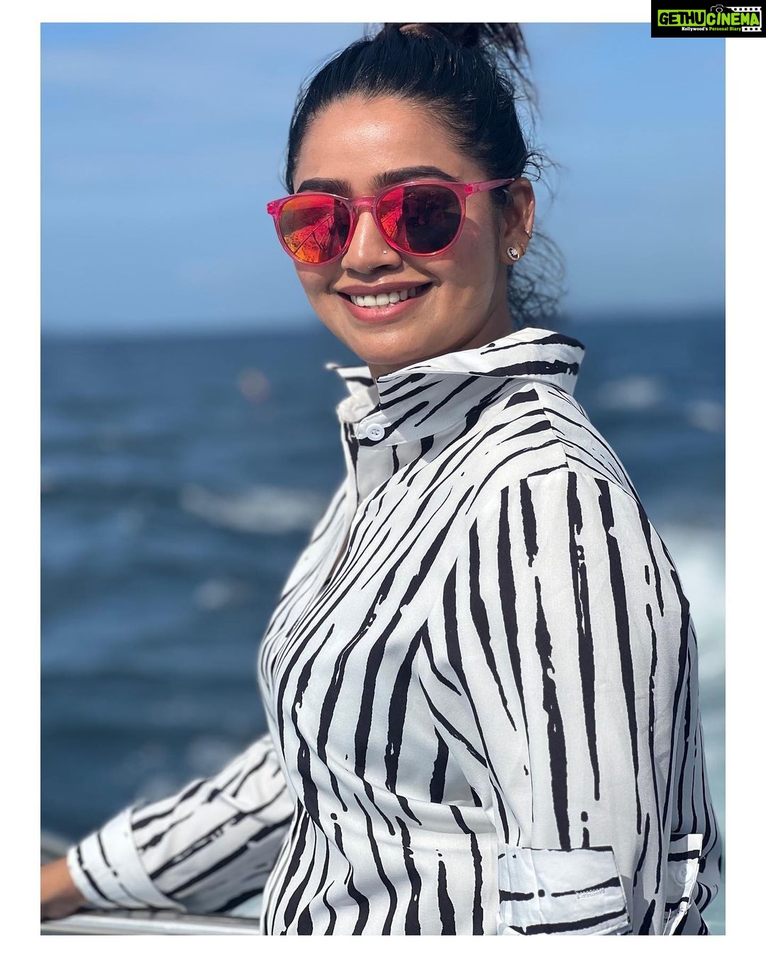 Gayathri Yuvraaj Instagram - Peace begins with a smile." ✌️🫰🏻😍 #phiphiisland @gtholidays.in