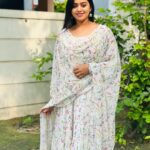 Gayathri Yuvraaj Instagram - Do live with love 💕💕 Beautiful floral dress @labeldeebaajith #gayathriyuvaraj #gayathri #💕💕