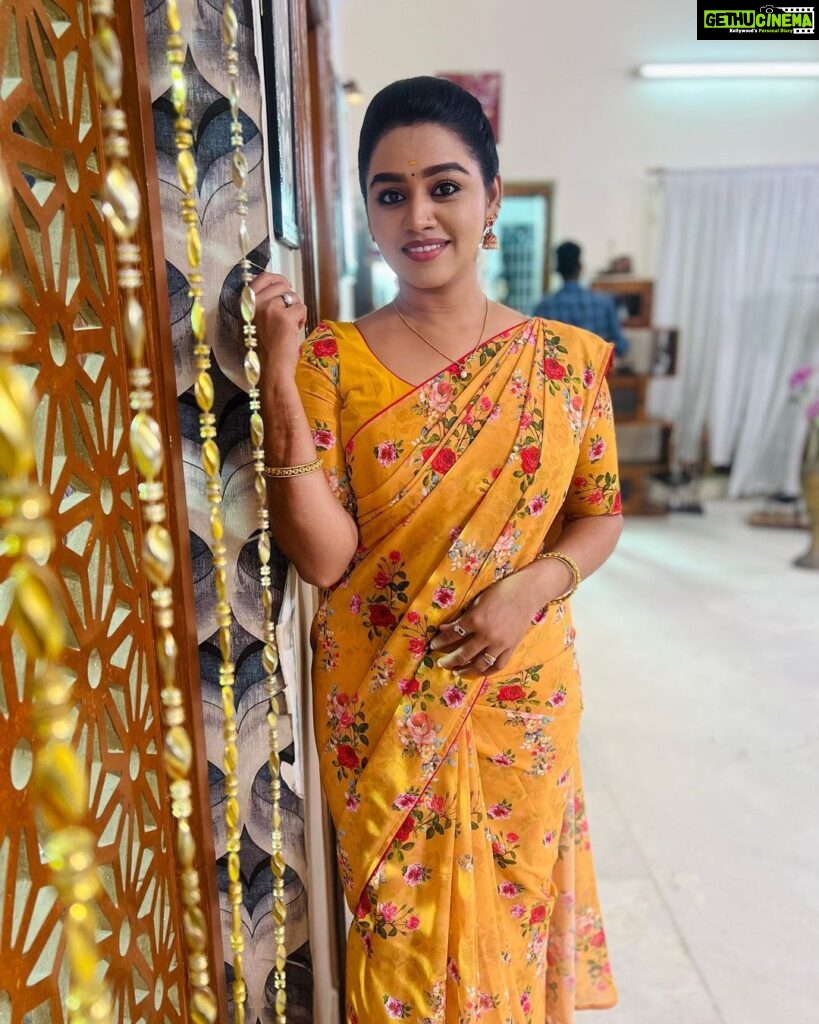 Gayathri Yuvraaj Instagram - With the new day comes new strength and new thoughts.”😍 #happymorning😊 Beautiful Floral Saree & blouse @acchoosfazhionpassion