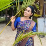 Gayathri Yuvraaj Instagram - Smile in the mirror. Do that every morning and you’ll start to see a big difference in your life 😊 #happymoring Beautiful sarre @aishu_boutique_official