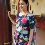 Gayathri Yuvraaj Instagram - “Life is not a problem to be solved, but a reality to be experienced.” ✌️😊 Floral saree and blouse @acchoosfazhionpassion