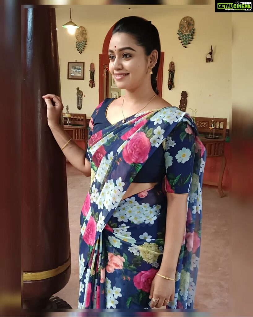 Gayathri Yuvraaj Instagram - “Life is not a problem to be solved, but a reality to be experienced.” ✌️😊 Floral saree and blouse @acchoosfazhionpassion